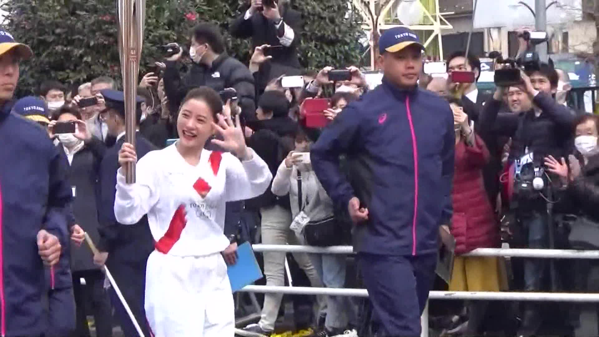 지난해 2월 열렸던 성화 봉송 리허설 모습. 당시 도쿄올림픽 성화 봉송 홍보대사이자 일본 인기 여배우 이시하라 사토미의 성화 봉송 모습을 보기 위해 수많은 팬들이 몰려들었다. 