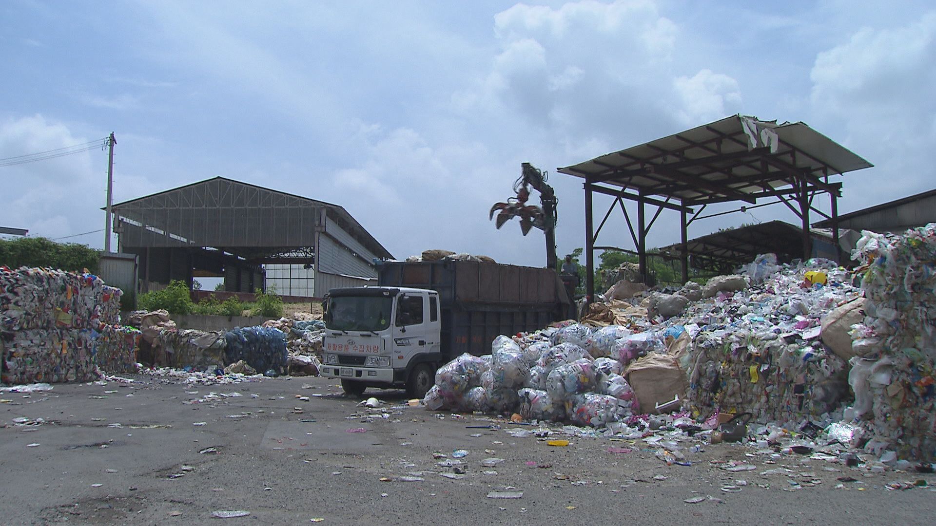  충북 청주시의 한 재활용업체에 폐비닐과 플라스틱이 쌓여 있는 모습
