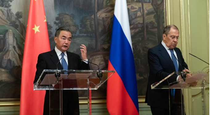러시아 라브로프 외무장관(오른쪽)이 중국 왕이 외교부장(왼쪽) 초청으로 22일부터 이틀간 중국을 공식 방문한다. 사진은 지난해 9월 모스크바에서 만난 두 사람.