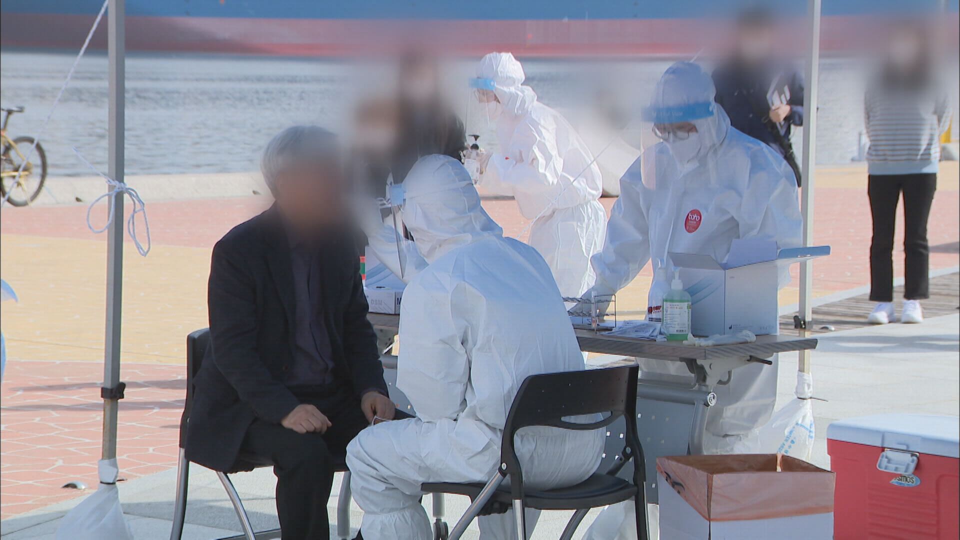 진주 시민들이 코로나19 진단 검사를 받고 있다.