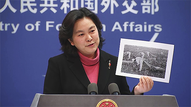 화춘잉 중국 외교부 대변인이 25일 '미국 노예 사진'이라며 신장 관련 발언을 하는 모습 