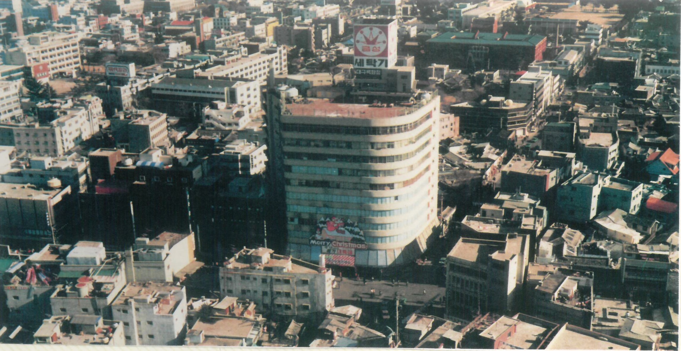 과거 동성로 모습. 우뚝 솟은 대백 본점 건물 주변을 저층 건물이 둘러싸고 있다. (대구백화점 제공)