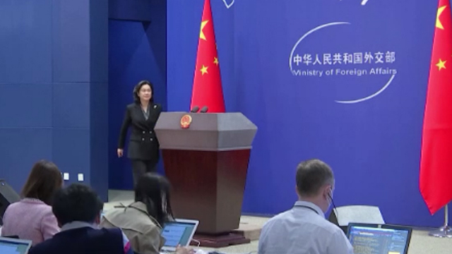 정례 내외신 브리핑을 위해 기자회견장에 들어서고 있는 화춘잉 중국 외교부 대변인. 외신 기자들과 외교부 대변인 사이에 자주 치열한 문답이 오간다.(출처=로이터TV) 