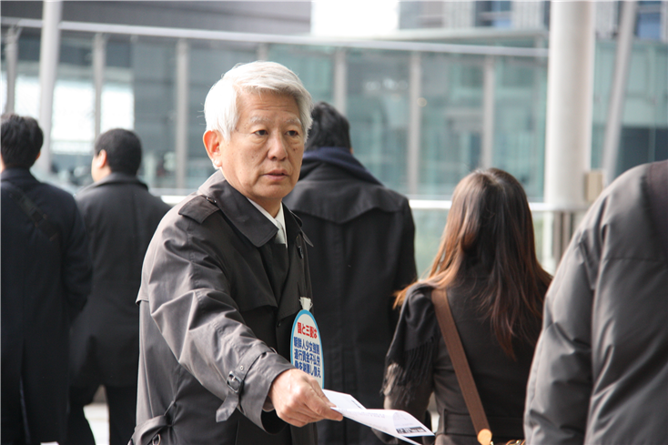 일본 도쿄에서 시민들을 상대로 전단을 나눠주고 있는 ‘나고야 소송지원회’ 공동대표 다카하시 마코토 씨
