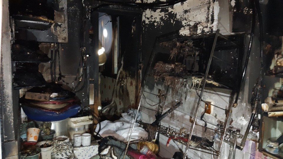 6일 새벽 1시 반쯤 부산 해운대구 반여동의 한 2층 주택에서 불이 났다. 이 불로 거주자인 70대 남성이 숨졌고, 인명 구조 활동을 돕던 40대 환경미화원이 다쳤다.