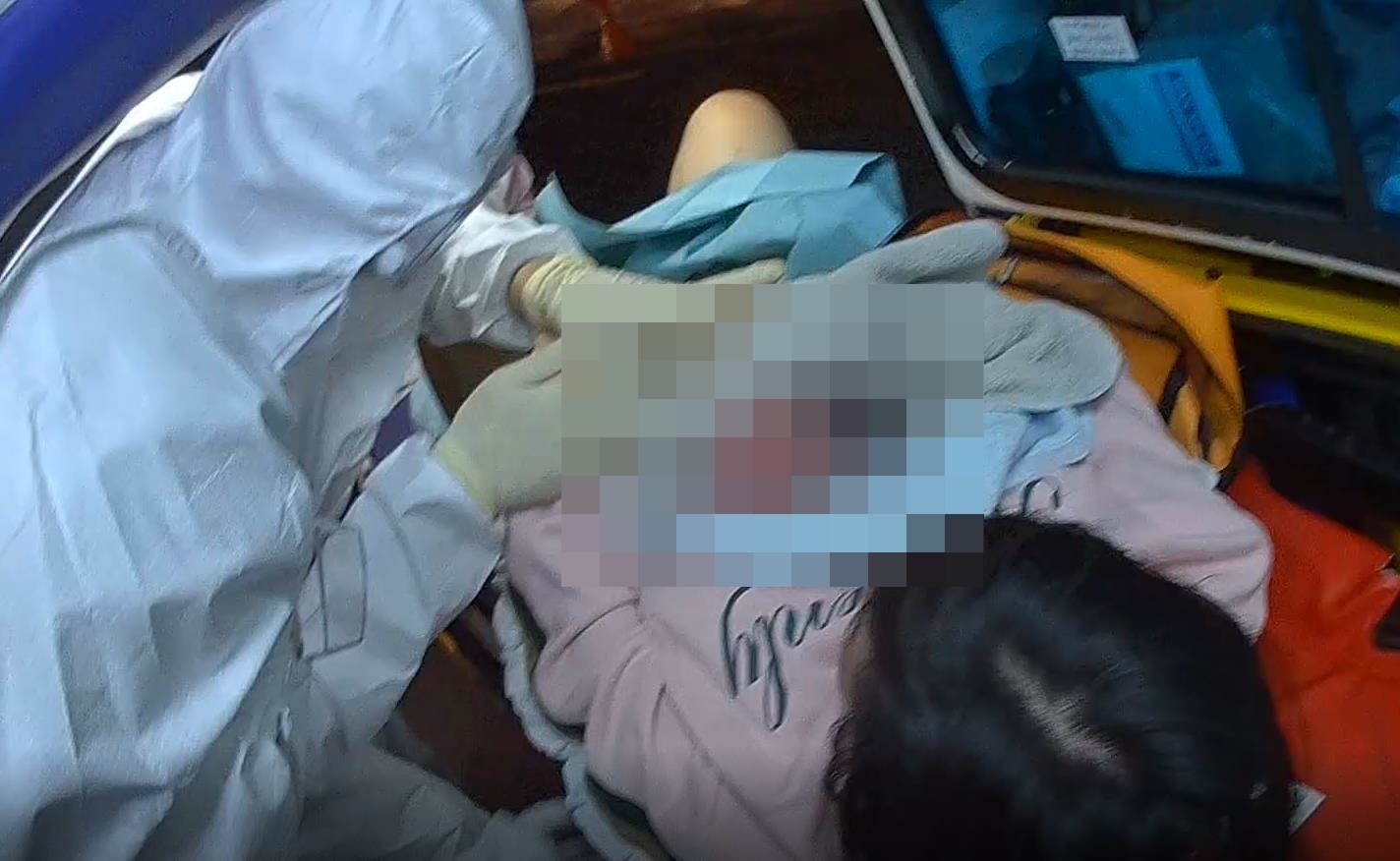 소방대원이 임산부의 출산을 돕는 모습. 부산 사하소방서 제공