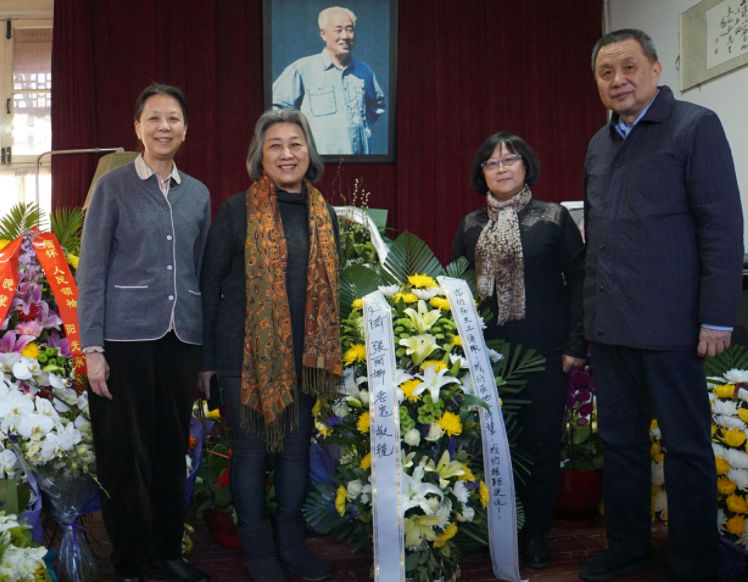 언론인 가오위(왼쪽 두번째)가 자오쯔양의 유족들과 함께 2018년 자오쯔양 기일에 찍은 사진(사진 출처=가오위 트위터)