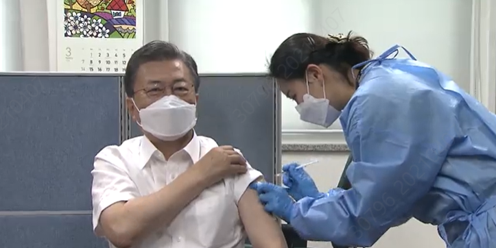 지난 3월 23일 서울 종로구 보건소에서 백신을 접종하는 문재인 대통령