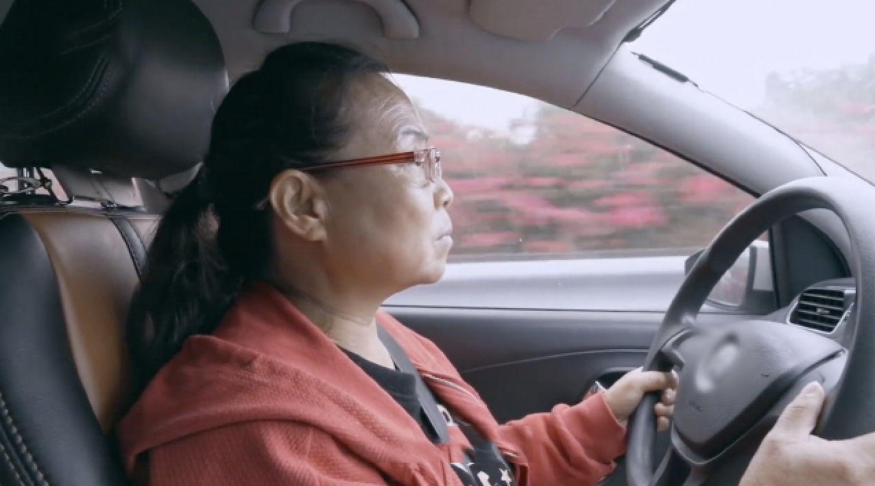 쑤 할머니가 운전하는 모습 (출처 : 펑파이)