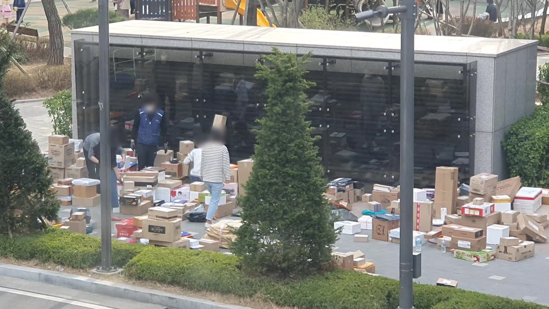 지난 2일 서울 강동구 고덕동의 한 아파트 입구에 쌓여 있는 택배 상자들