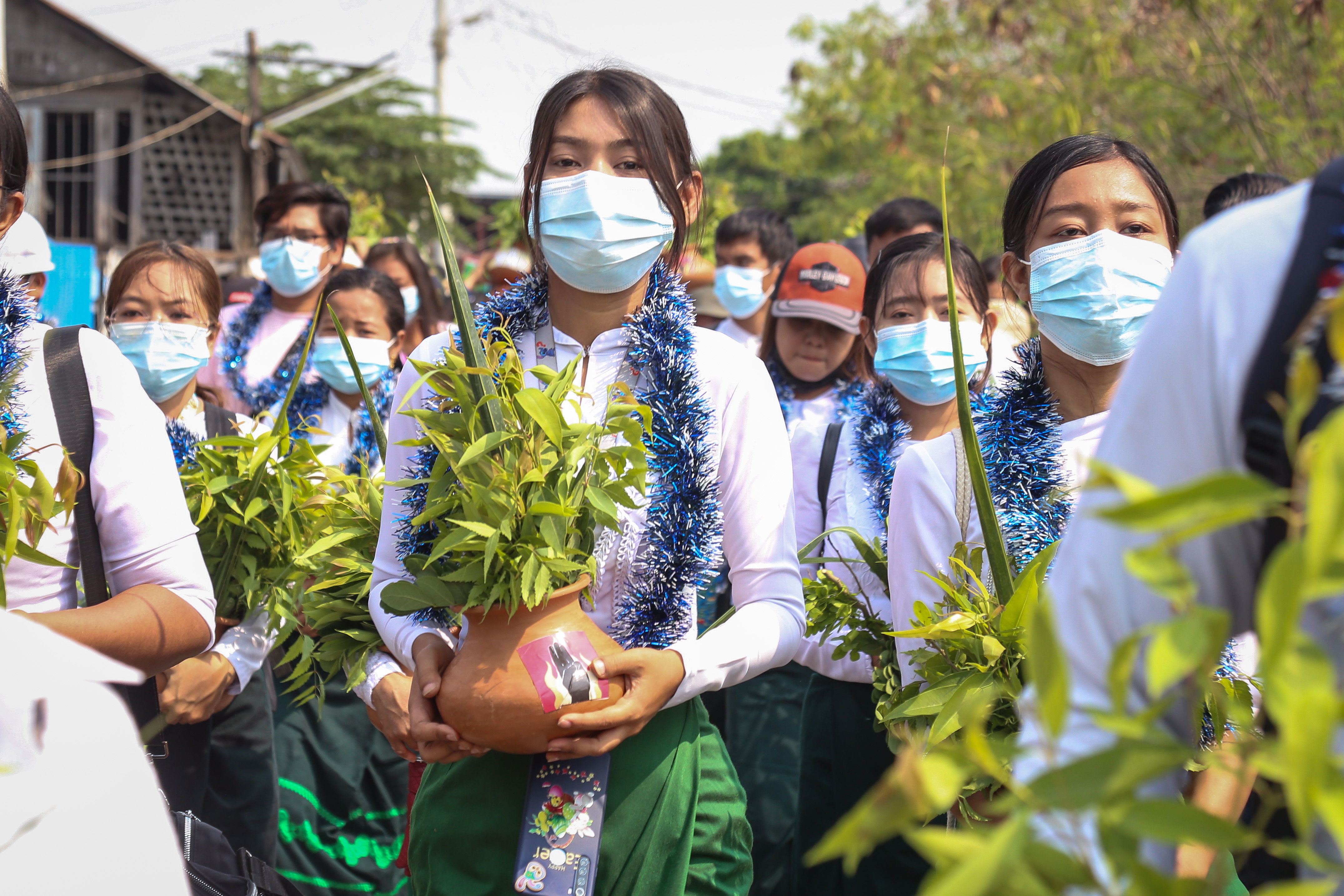 ‘띤잔’을 맞아 평화 시위 나선 미얀마 시민들