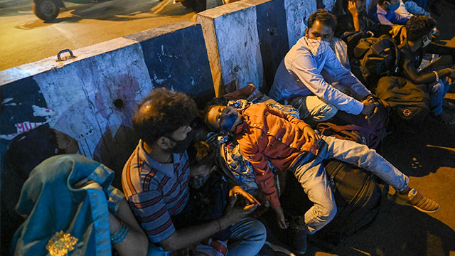뉴델리 터미널 근처에서 차편을 기다리던 사람들이 잠시 잠들어 있는 모습.(출처=연합뉴스)