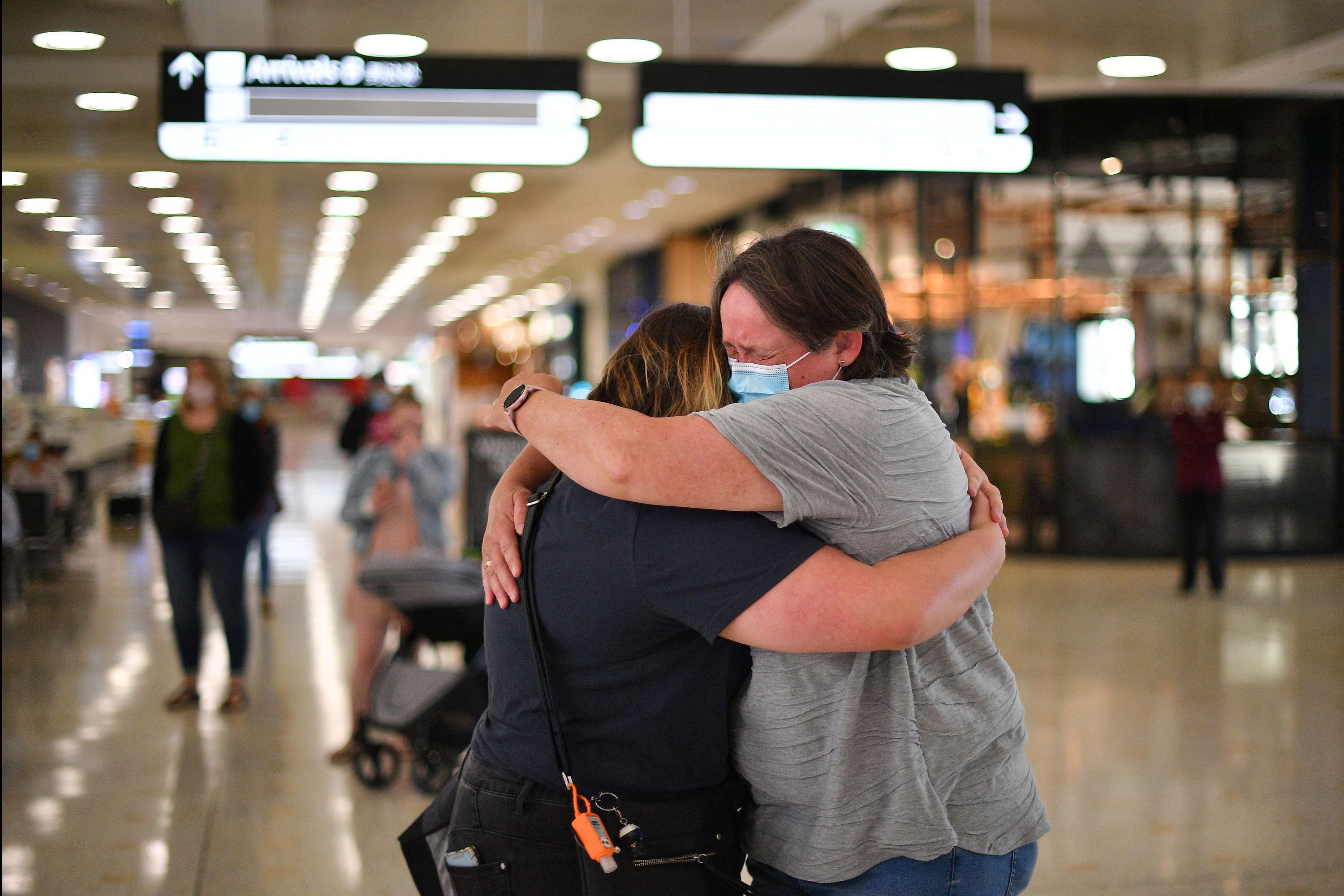 19일 뉴질랜드에서 출발해 호주 시드니 국제공항에 도착한 엄마가 딸과 재회해 포옹하고 있다. [사진 출처 : 연합뉴스]
