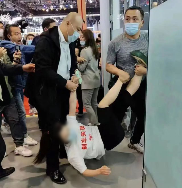 장 씨가 보안 요원들에 의해 끌려나가는 모습 (출처: 시나과기)