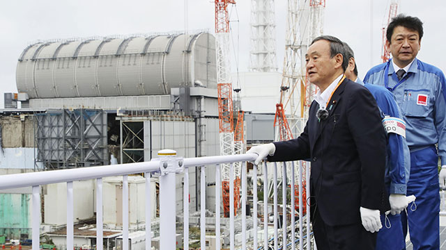 일본 스가 총리가 지난해 9월 후쿠시마 제1원전 폐로 작업 현장을 둘러보는 모습 (사진=연합뉴스)