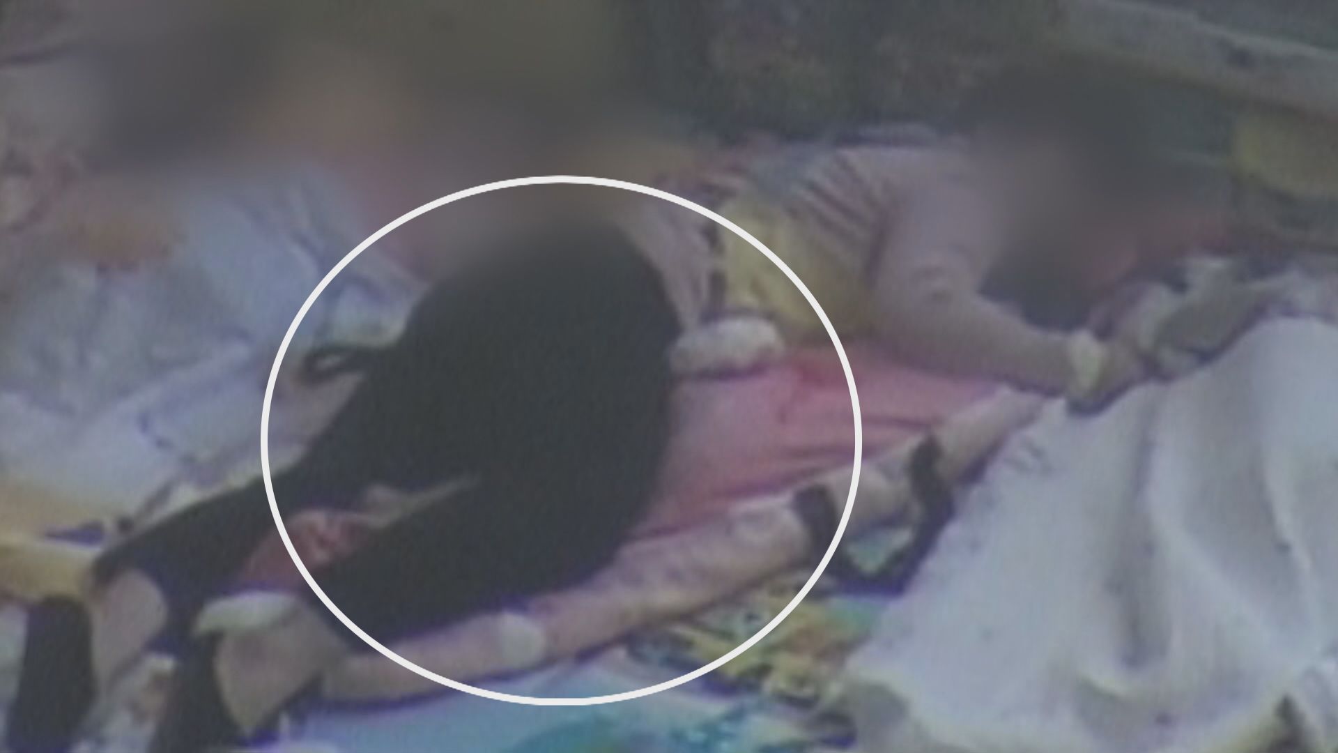 ‘아동학대치사’ 혐의를 받는 원장이 아이를 누르는 모습(CCTV 화면)