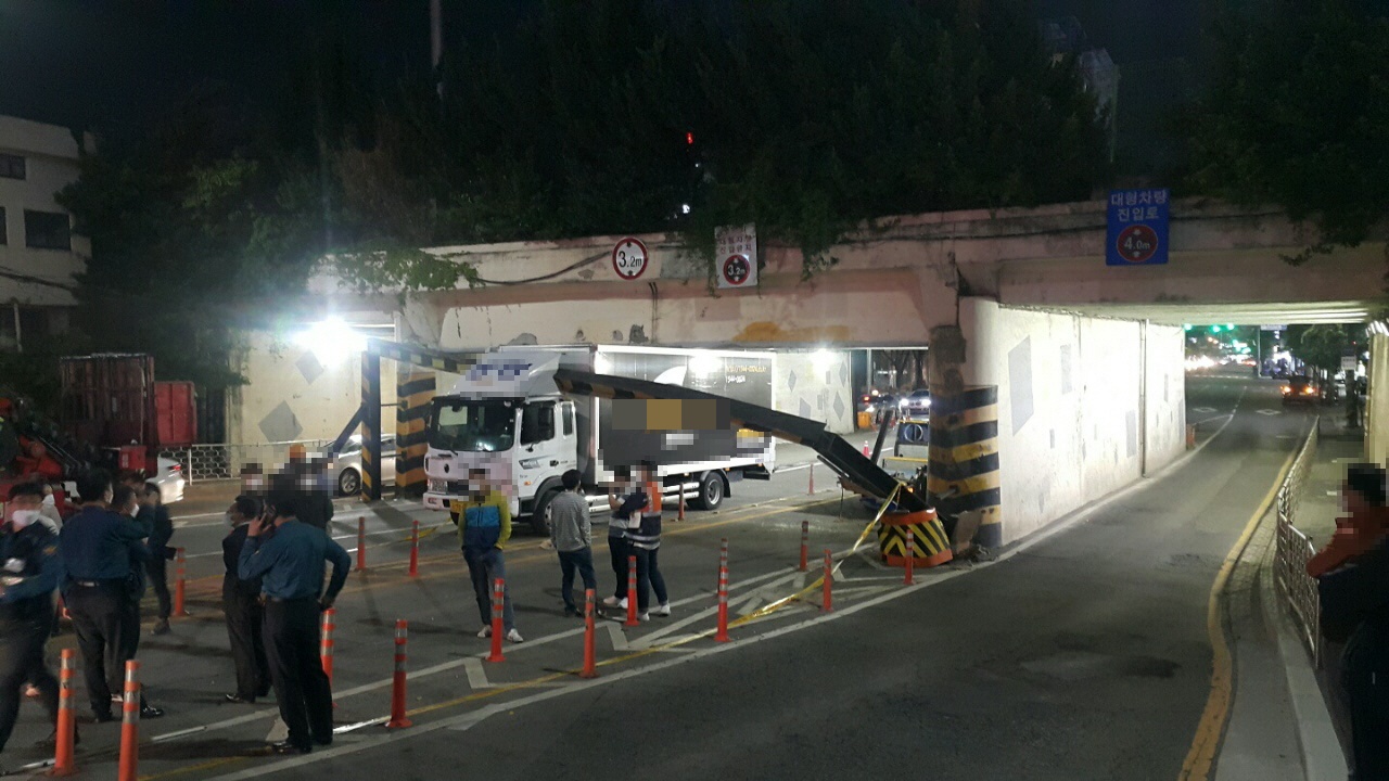 부산 부산진구 굴다리 아래 트럭이 끼인 모습. 부산 부산진경찰서 제공