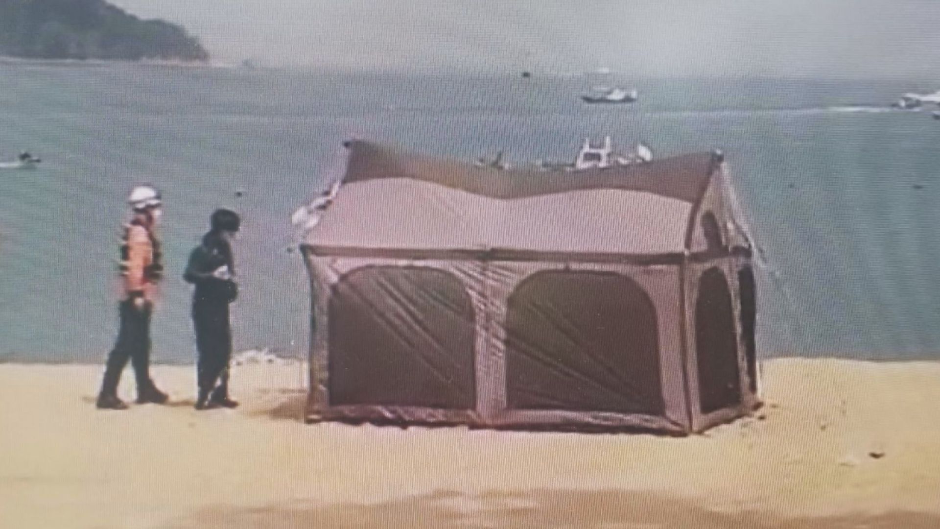 해수욕장에 설치된 텐트 안에서 60대 부부와 반려견이 숨진 채 발견됐다.