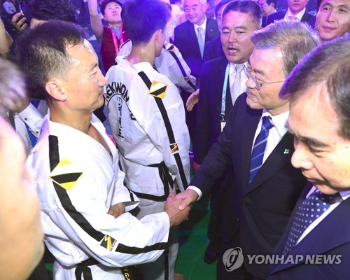 문재인 대통령이 북한 선수들과 악수를 나누고 함께 사진을 찍기도 했다.