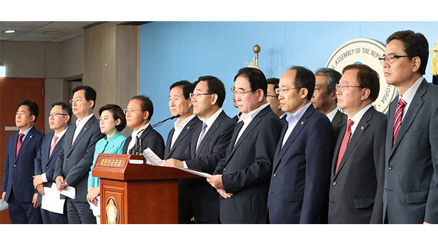 자유한국당 대구경북발전협의회 의원들이 21일 국회에서 기자회견을 열고 동남권 신공항 재검토 방침에 반발하고 있다.