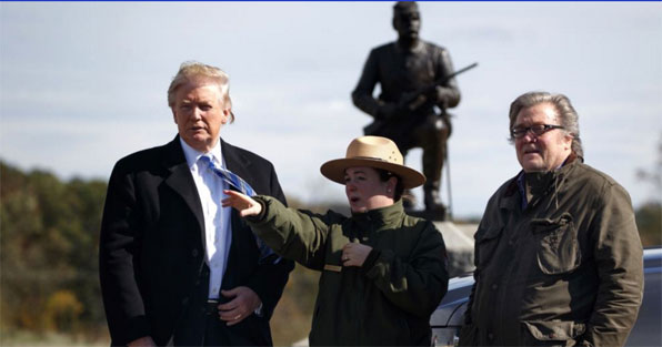대통령 선거 운동이 한창이던 지난해 10월 도널드 트럼프 후보가 선거 캠프 CEO였던 스티브 배넌과 함께 게티즈버그 국립공원을 둘러보고 있다. (사진=AP) 