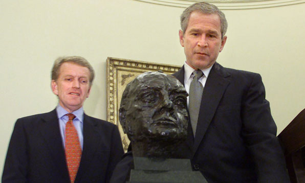 2001년 7월 조지 W 부시 당시 대통령이 집무실에 진열된 처칠 두상을 바라보고 있다.