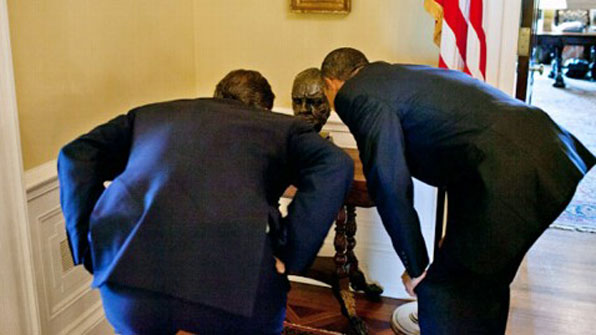 2010년 7월 오바마 미국 대통령이 (오른쪽)이 백악관을 방문한 데이비드 캐머런 영국 총리(왼쪽)와 함께 처칠 두상을 살펴보고 있다.