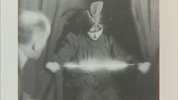 1909년 에바 카리에르를 조사하고 있는 유령 남작의 사진
