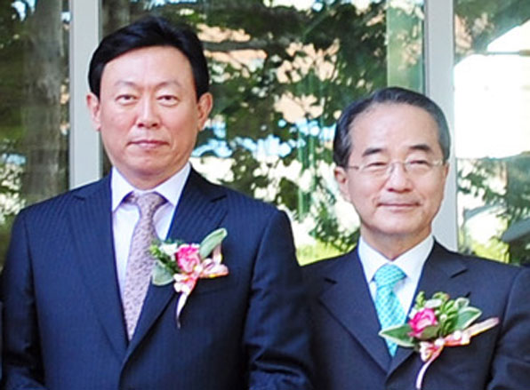 롯데그룹 총수인 신동빈 회장과 그의 최측근 이인원 부회장(오른쪽)