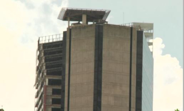 지진에 기울어진 카라카스 고층 건물