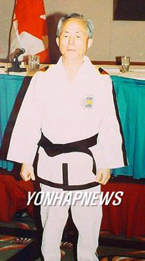  ITF를 창설한 최홍희씨의 생전의 모습이다. 최씨는 2002년 측근들에게 ‘북한 땅에서 눈을 감겠다’고 말하고 병세의 악화에도 불구하고 같은 해 6월 14일 북한에 들어가 다음 날 숨진 것으로 알려졌다.