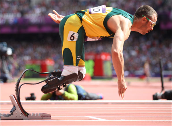 2012년 런던 올림픽에서 장애인 육상선수 피스토리우스가 탄소섬유 의족을 신고 달리는 모습