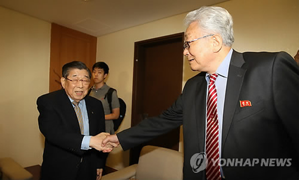 김운용 대한태권도협회 종신명예회장이 이번에 남한을 방문한 장웅 북한 IOC위원과 반갑게 악수를 하고 있다.