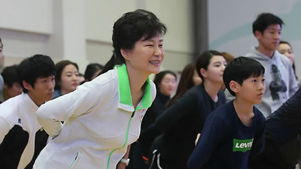 박근혜 대통령이 늘품체조를 하고 있는 모습.