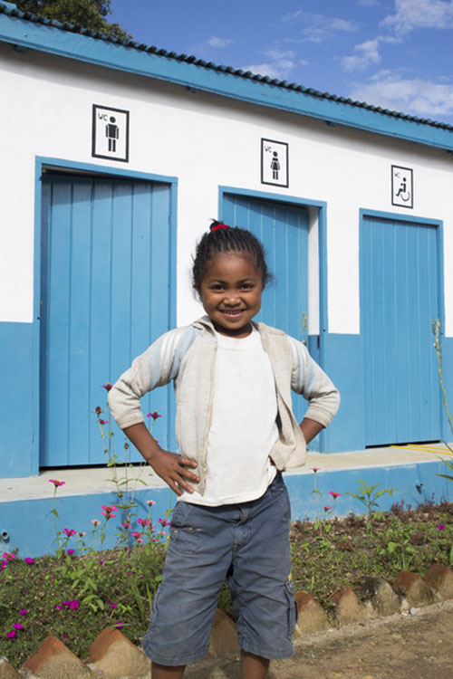 마다가스카르에 설치된 새 화장실 앞에서 6살 어린이가 웃고 있다/ WaterAid, 어니스트 란드리말라라