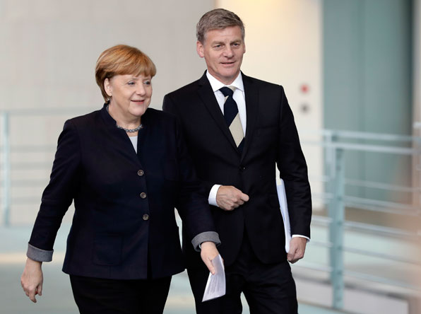 앙겔라 메르켈 독일 총리와 빌 잉글리시 뉴질랜드 총리가 기자회견에 참석하기 위해 걸어 나오고 있다. (사진=AP)