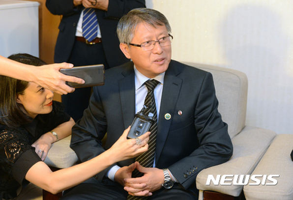 무주에서 개최된 WTF 세계태권도선수권대회에 북한 ITF 시범단을 이끌고 남한에 온 리용선 총재가 기자들의 질문에 답하고 있다.