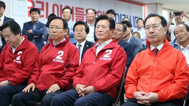 경남 창원 김태호 선거사무실에서 자유한국당 경남도당 관계자들이 침울한 표정으로 방송을 지켜보고 있다.