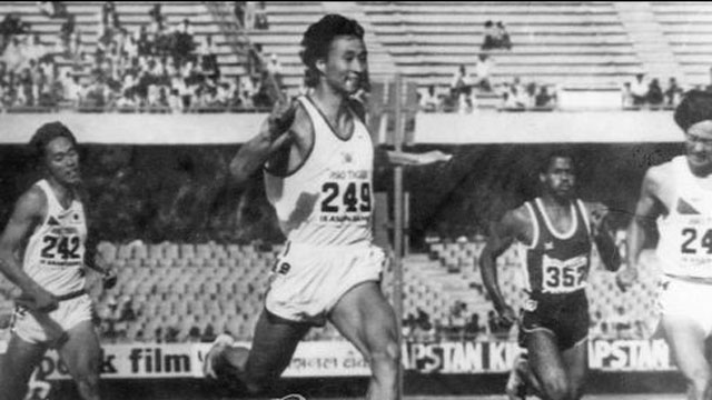 1982년 뉴델리 아시안게임 남자 육상 200m에 출전한 장재근 선수가 1위로 결승선을 통과하고 있다.