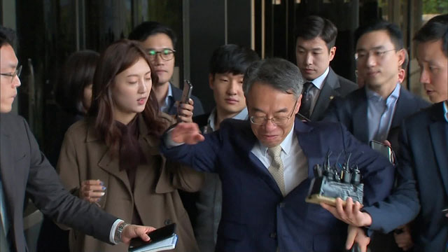 지난해 10월 서울중앙지검에 피의자 신분으로 조사를 받으러 온 임종헌 전 법원행정처 차장이 기자들을 밀치며 검찰청사로 향하고 있다.