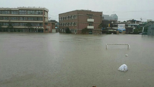서원구의 한 고등학교 운동장이 물에 잠겨있다.