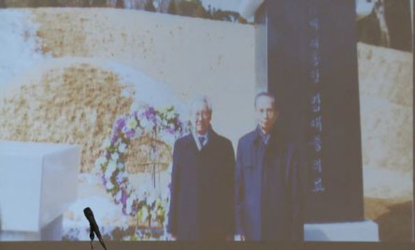 한승헌 전 감사원장과 함께 김대중 전 대통령 묘소를 방문한 이토 나리히코 교수(추도모임 제공)