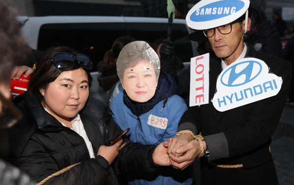 26일 광화문에서 열린 박근혜 대통령 퇴진촉구 촛불집회에서 한 예술단체가 퍼포먼스를 하고 있다. 