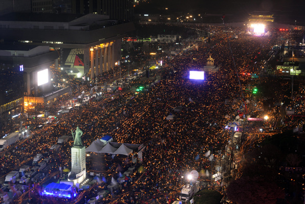 제5차 민중총궐기대회가 열린 26일 오후 서울 광화문광장에서 시민들이 촛불을 들어보이고 있다.