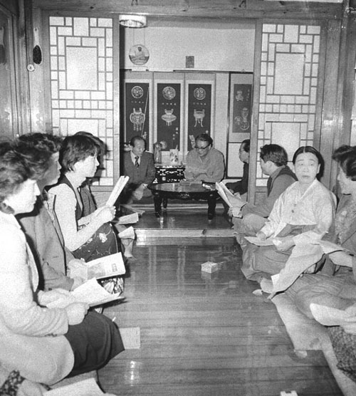 1979년 최규하 국무총리(가운데) 반상회 참석