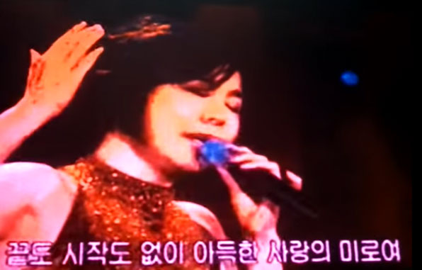 2002년 ‘MBC 평양 특별공연’에서 ‘사랑의 미로’를 부르는 가수 최진희 (출처 : 유튜브 화면 캡처)