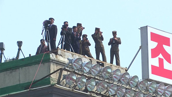 열병식 중계 화면에 등장한 북한 취재진들