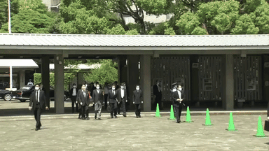 아베 신조 일본 총리가 15일 도쿄 야스쿠니 신사 인근 전몰자 묘원에서 불편한 걸음걸이로 헌화하고 있다.