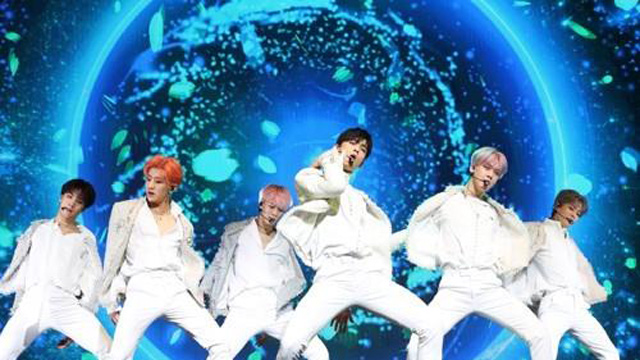 그룹 아스트로가 정규앨범 '올라잇'(All Light) 컴백 쇼케이스에서 멋진 무대를 선보이고 있다.