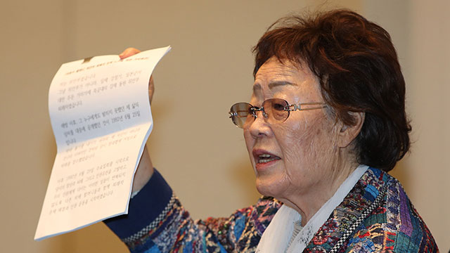 이용수 할머니가 오늘(25일) 대구의 한 찻집에서 기자회견을 열고, 최근 불거진 정의연 관련 논란에 대해 입장을 밝히고 있다 [사진 출처 : 연합뉴스]